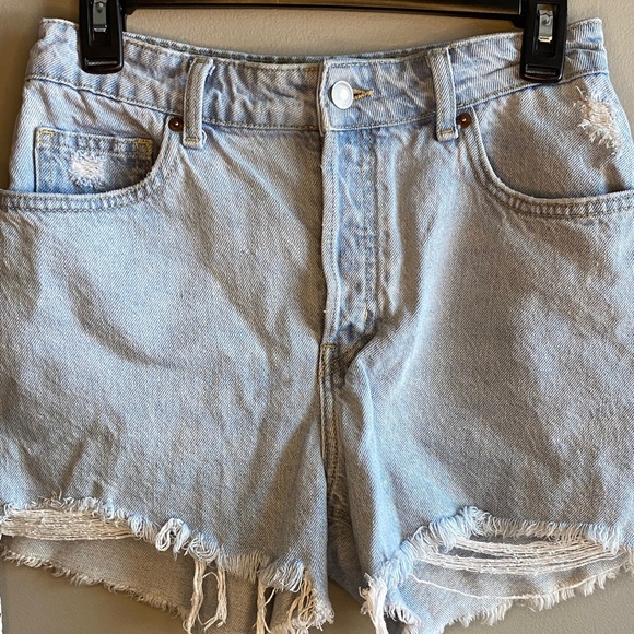 H&M Light Wash Distressed Denim Shorts (Size 6) - Picture 4 of 6